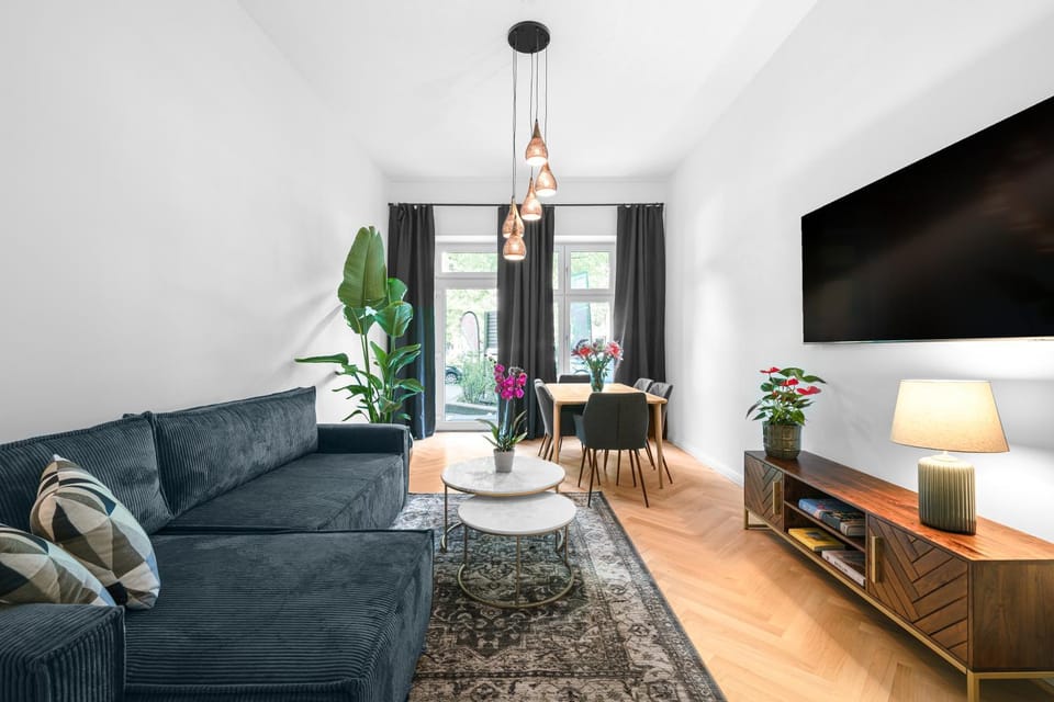 The Bornholmer, Spacious 100m2, Ideal for Groups & Families, 2BR, huge living room, 4 - 8 Guests Apartment in Berlin