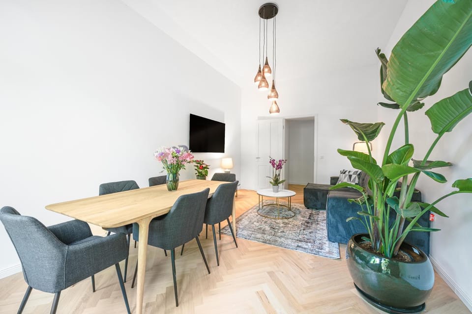 The Bornholmer, Spacious 100m2, Ideal for Groups & Families, 2BR, huge living room, 4 - 8 Guests Apartment in Berlin