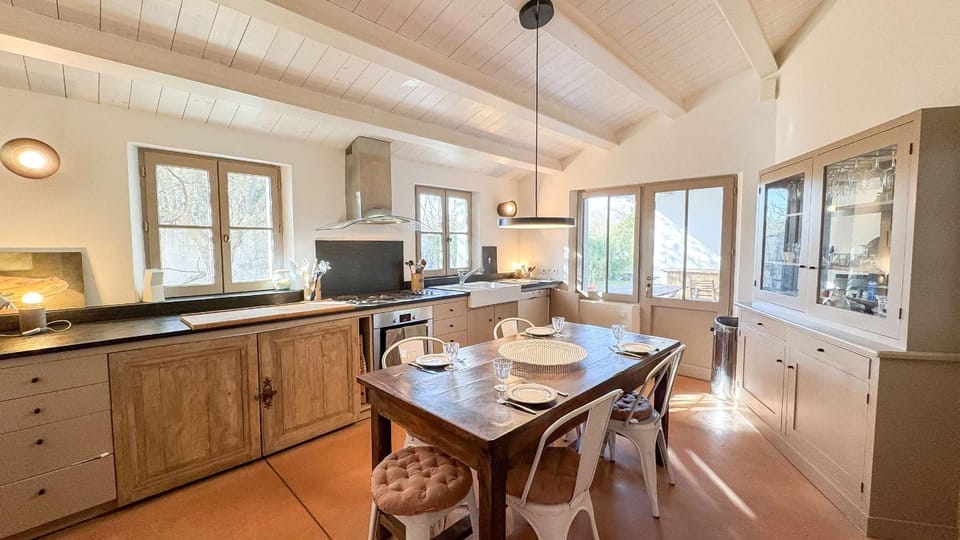 Kitchen or kitchenette, Dining area, stove
