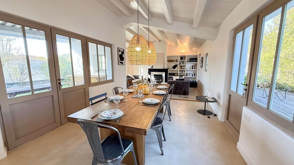 Seating area, Dining area