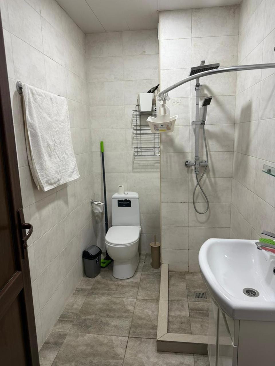Toilet, towels