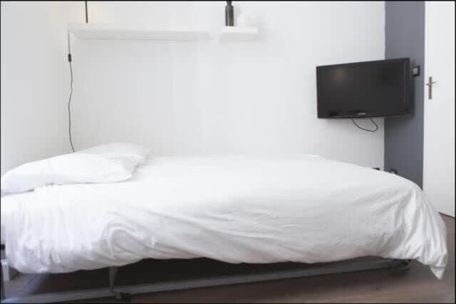 Bed, TV and multimedia, Photo of the whole room, Bedroom
