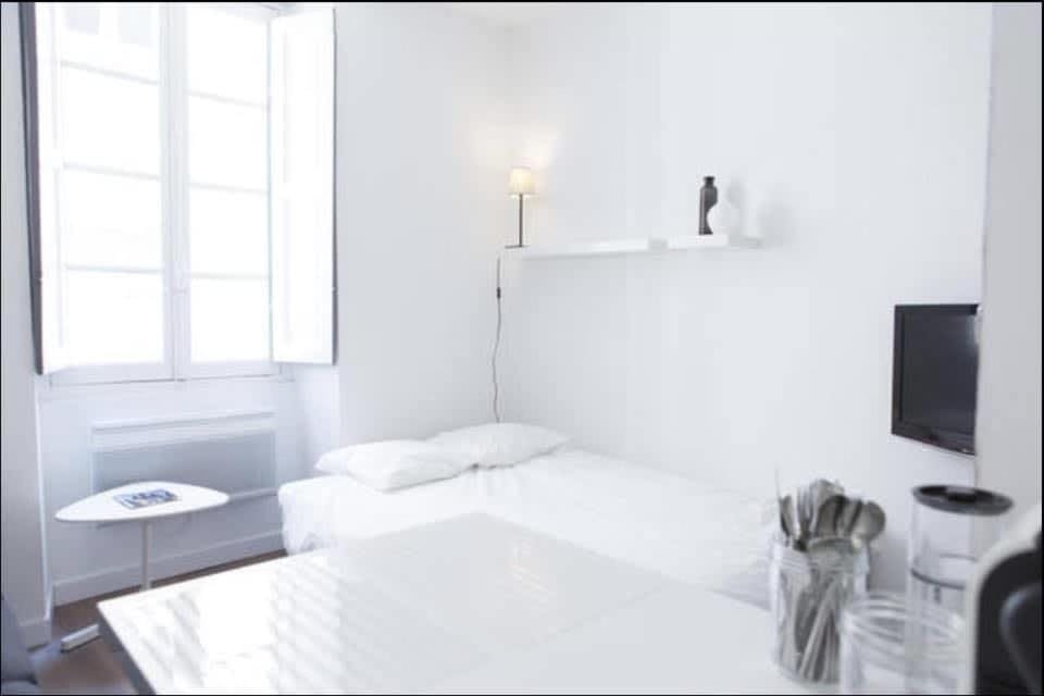 Bed, TV and multimedia, Photo of the whole room, Bedroom, towels