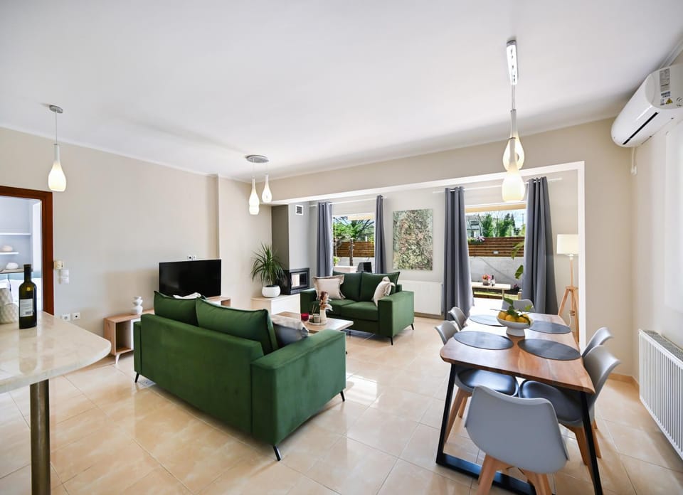 TV and multimedia, Living room, Seating area, Dining area, air conditioner
