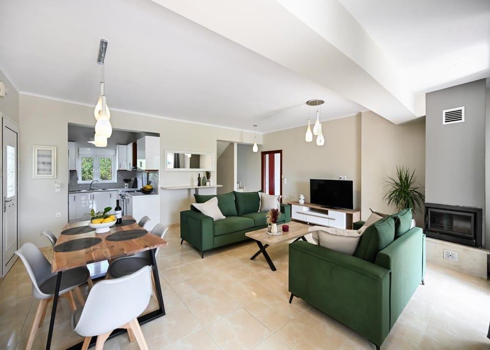 TV and multimedia, Kitchen or kitchenette, Living room, Seating area, Dining area