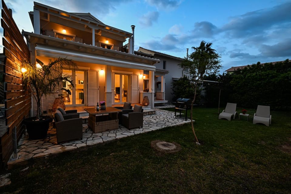 Property building, Patio, Garden, Seating area, Garden view, sunbed