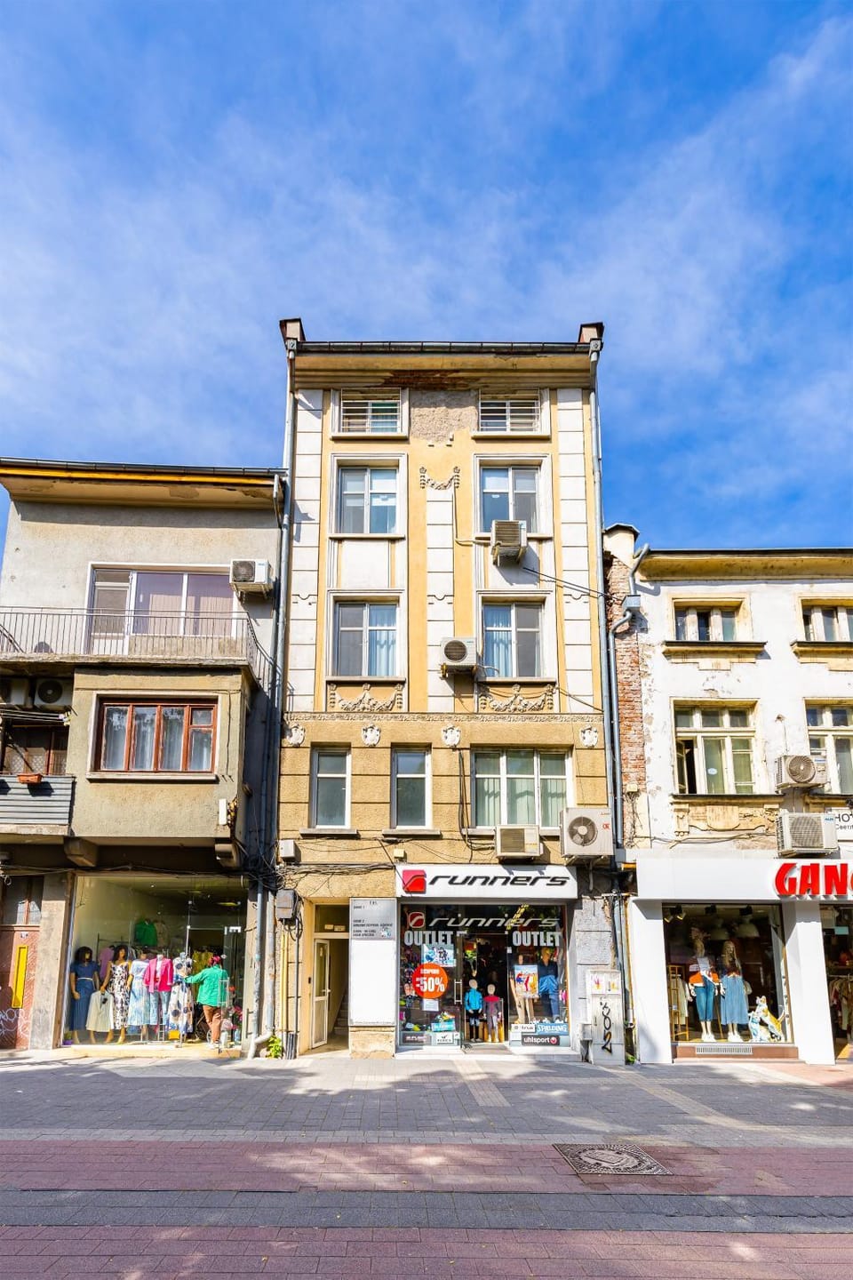 Property building, Day, Neighbourhood, On site, City view, Location