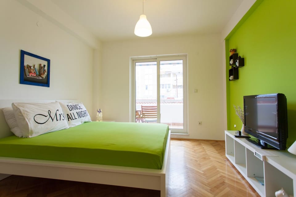 Bed, TV and multimedia, Photo of the whole room, Bedroom