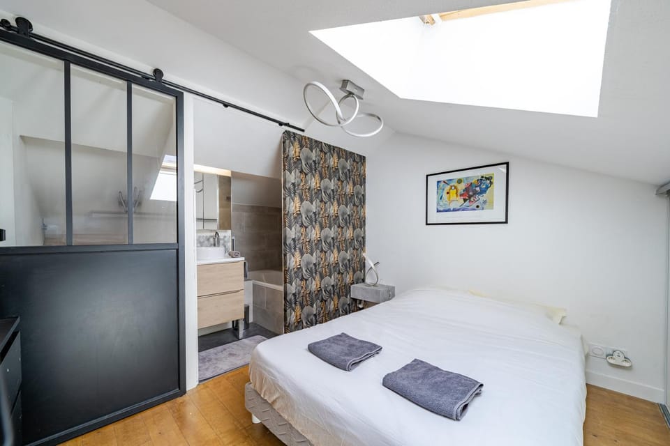 Bed, Photo of the whole room, Bedroom, towels