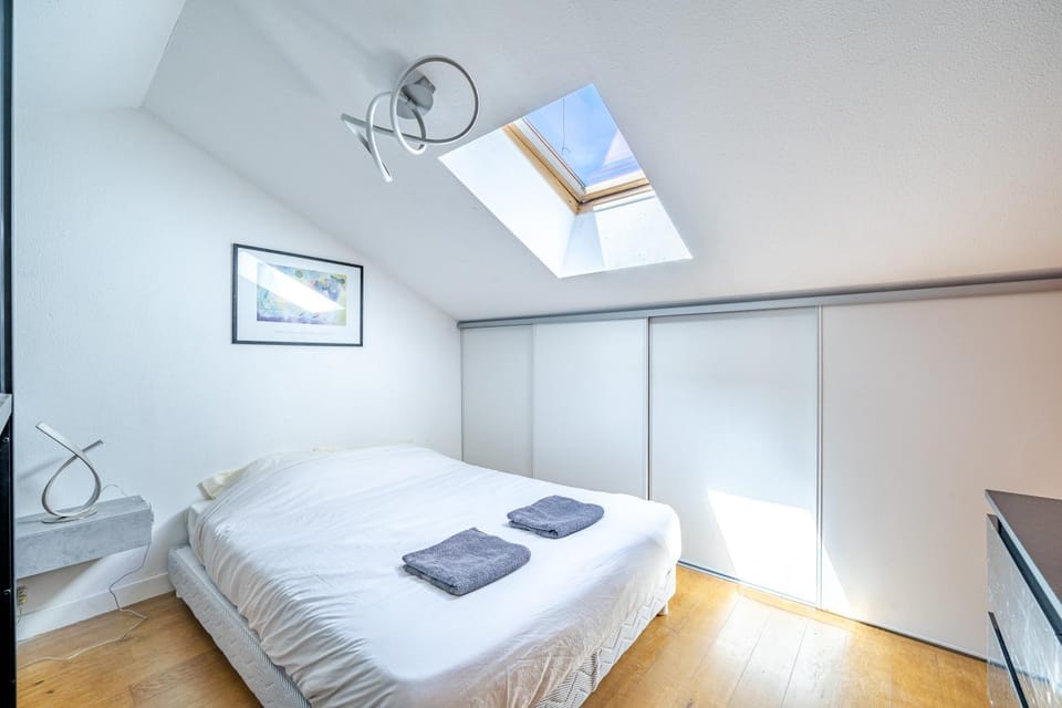 Bed, Photo of the whole room, Bedroom, towels