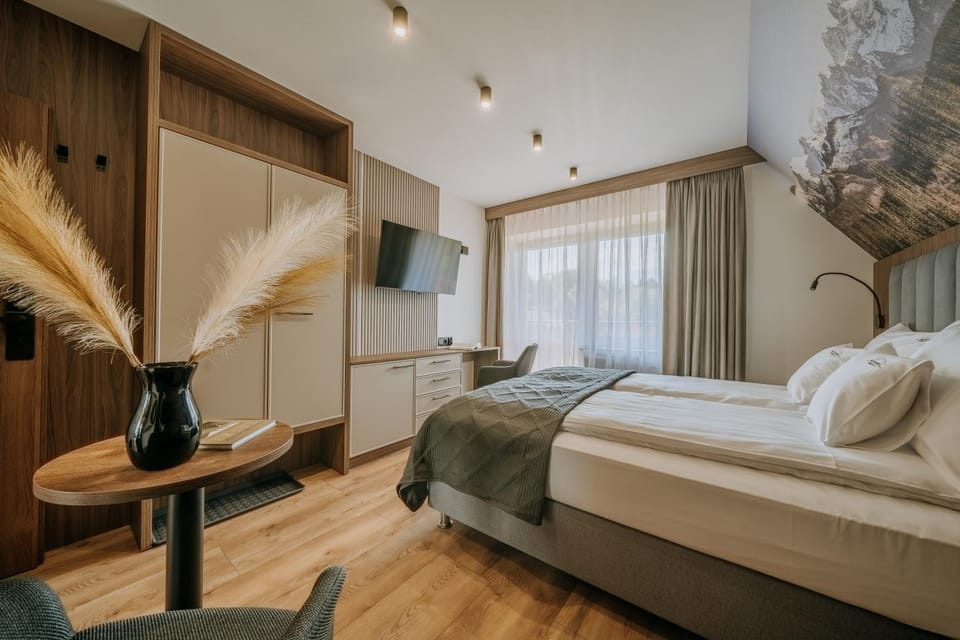 Bed, TV and multimedia, Photo of the whole room, Bedroom, wardrobe