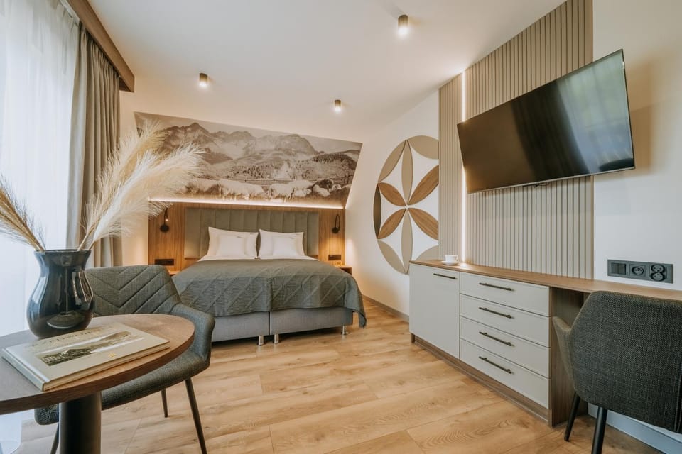 Bed, TV and multimedia, Photo of the whole room