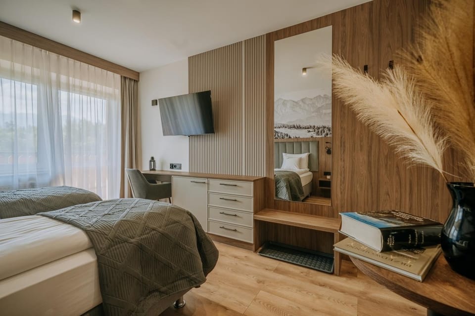 TV and multimedia, Photo of the whole room, Bedroom