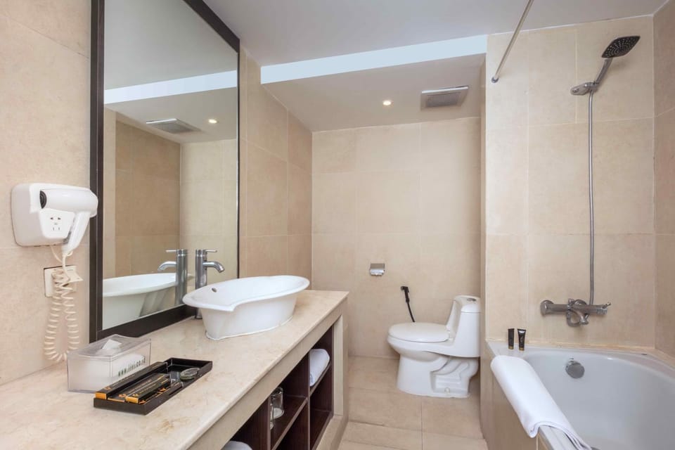 Shower, Toilet, Bathroom, Bath, bidet, towels