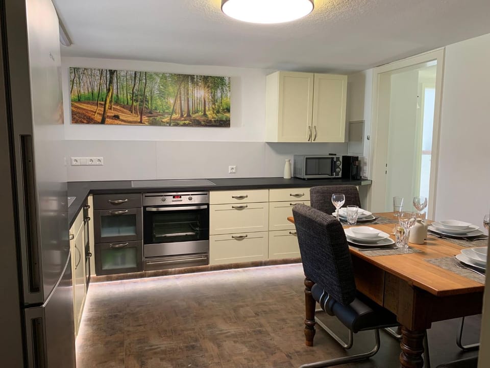 Coffee/tea facilities, Dining area, microwave, oven, stove, kitchen