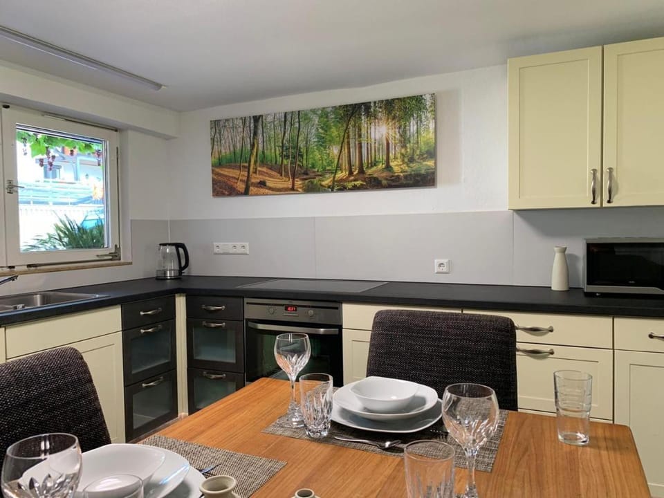 Coffee/tea facilities, Dining area, dishwasher, oven, stove, kitchen
