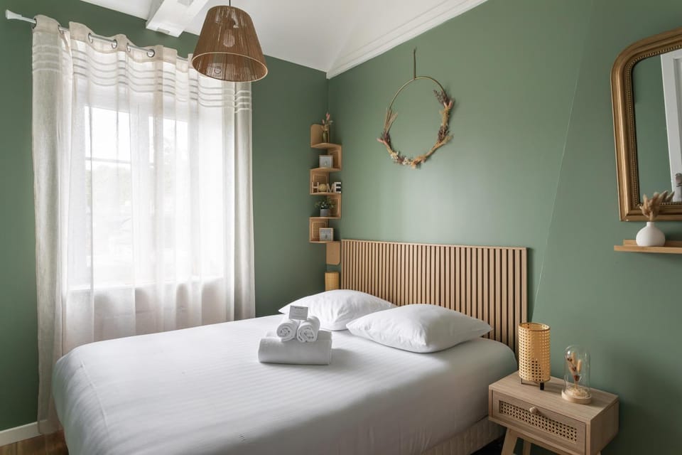 Photo of the whole room, Bedroom