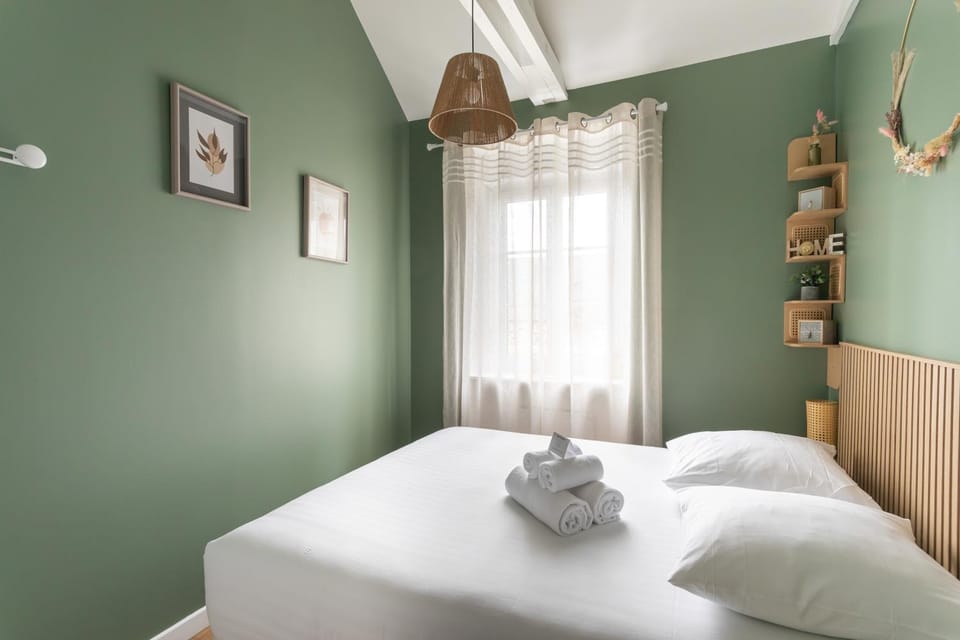 Photo of the whole room, Bedroom