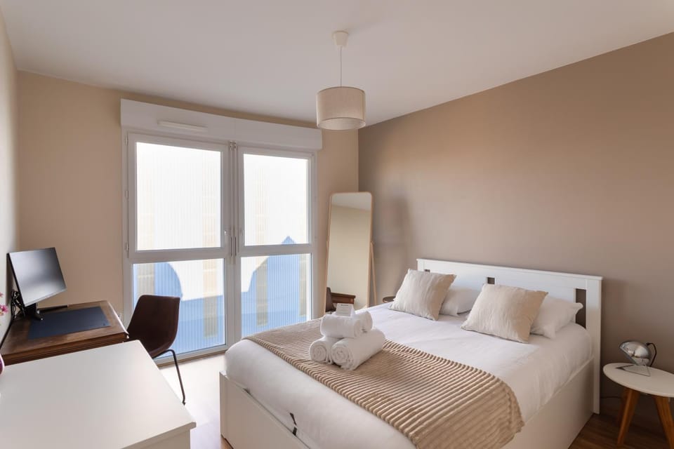 Photo of the whole room, Bedroom