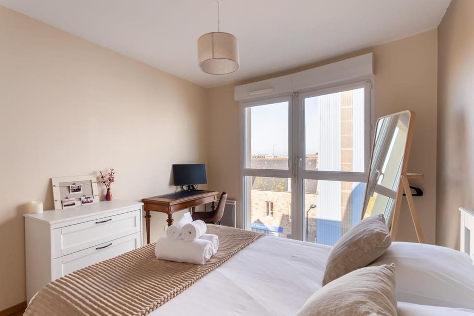 Photo of the whole room, Bedroom