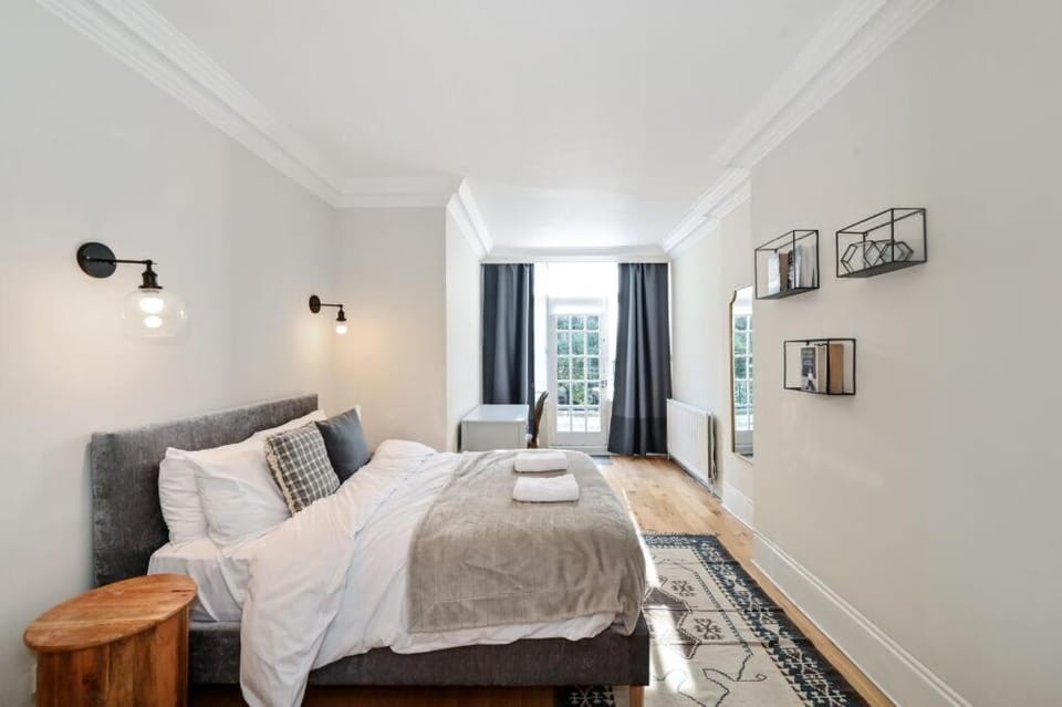 Elegant 6 Bed Home with Garden & Balcony By Harrods House in City of Westminster