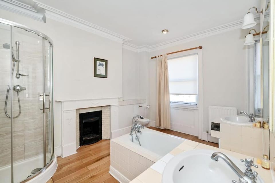 Elegant 6 Bed Home with Garden & Balcony By Harrods House in City of Westminster