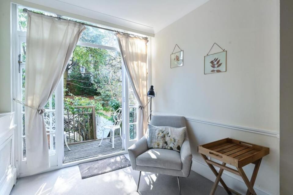 Elegant 6 Bed Home with Garden & Balcony By Harrods House in City of Westminster