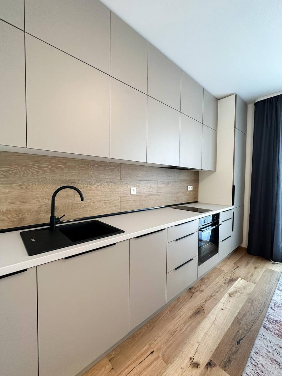 Kitchen or kitchenette, dishwasher, stove