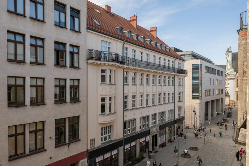 City view, Street view, Location