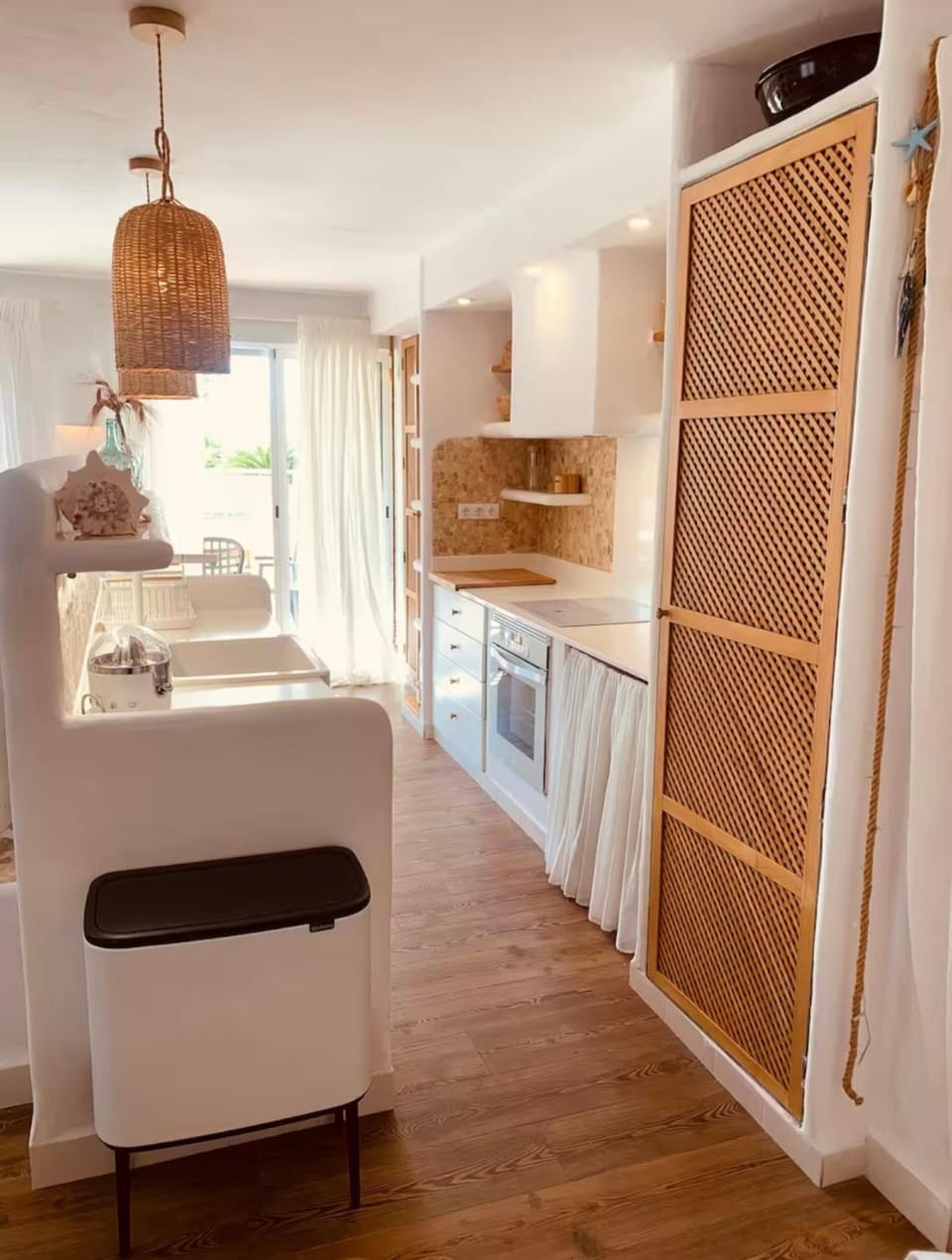 Kitchen or kitchenette, Dining area, oven, stove