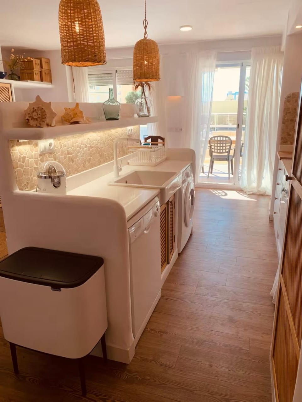 Kitchen or kitchenette, dishwasher