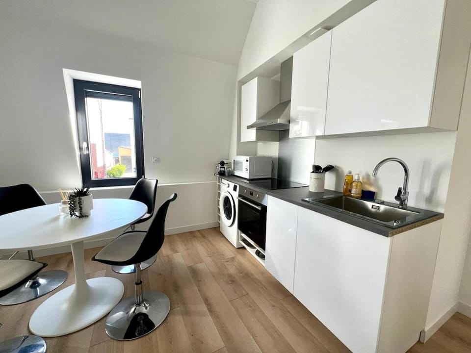 Kitchen or kitchenette, Dining area