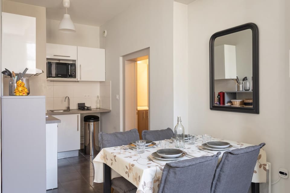 Kitchen or kitchenette, Dining area