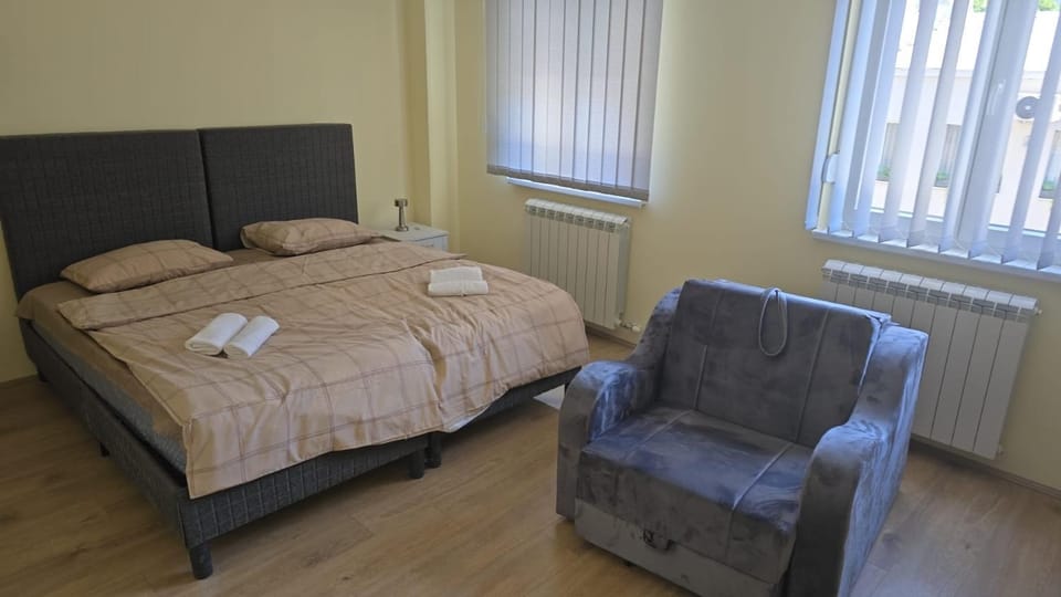 Bed, Seating area, towels