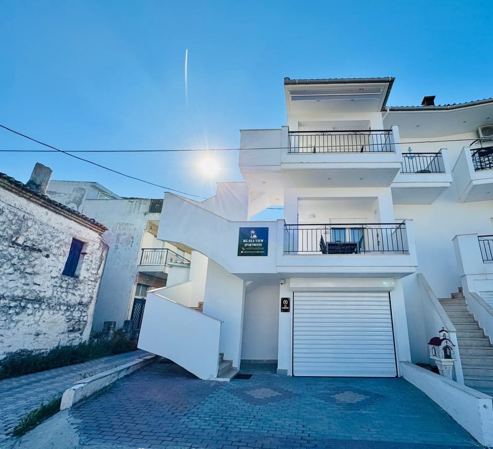 Property building, Day, View (from property/room), Balcony/Terrace, Inner courtyard view