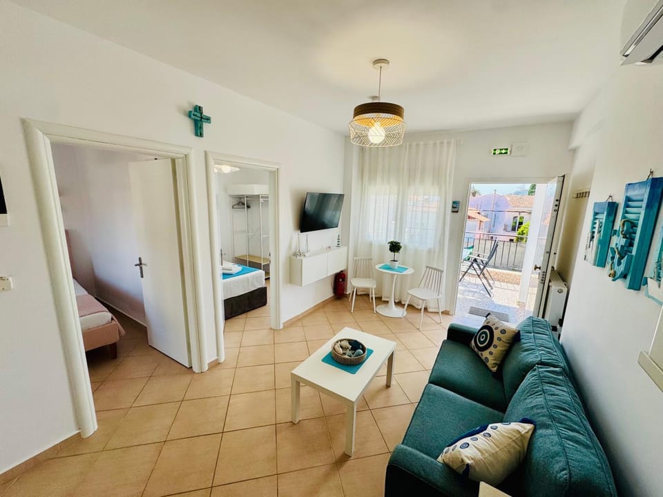 Bed, TV and multimedia, Living room, Photo of the whole room, Seating area, Bedroom, air conditioner