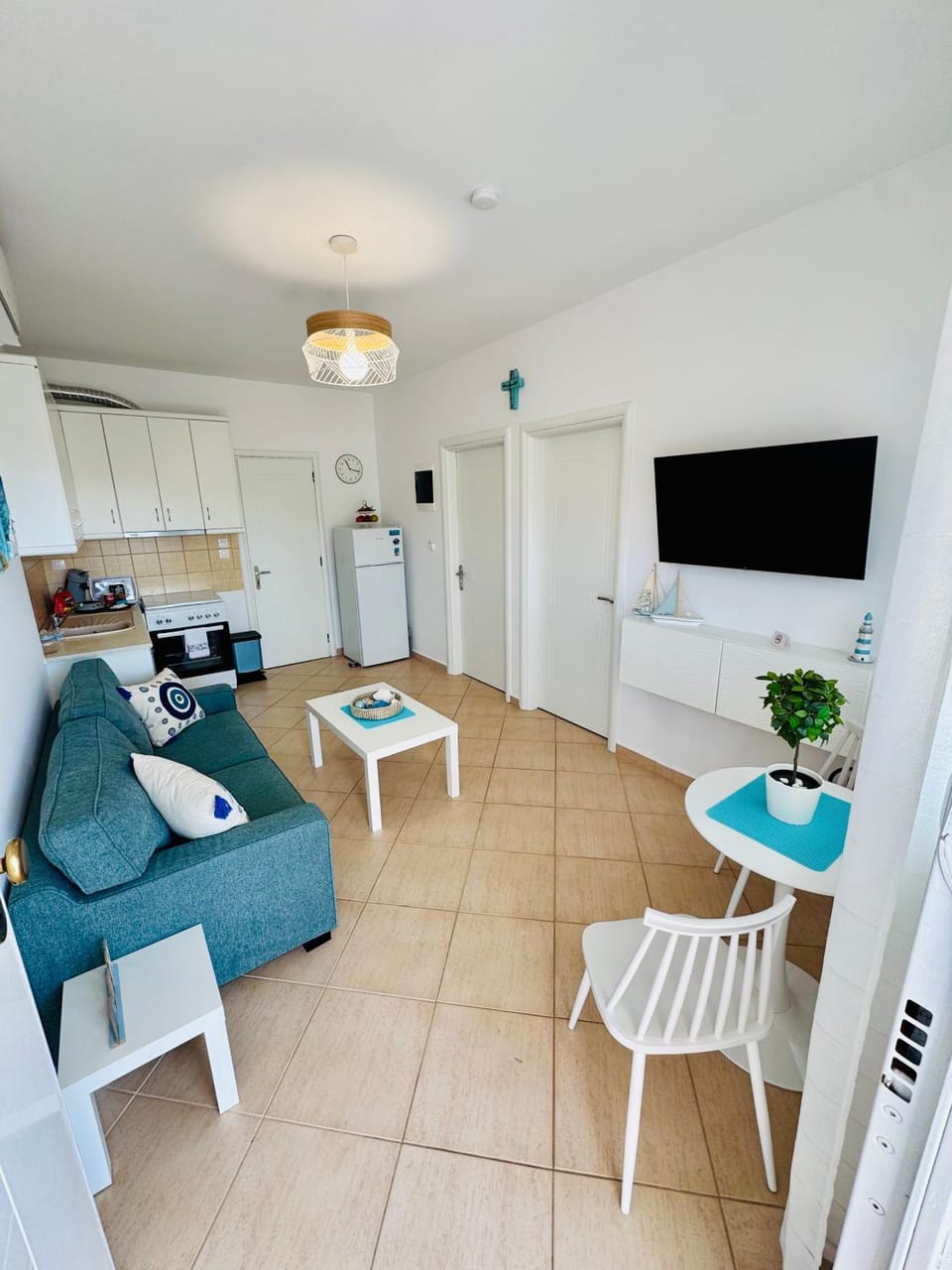 TV and multimedia, Kitchen or kitchenette, Living room, Seating area, Dining area, oven, stove