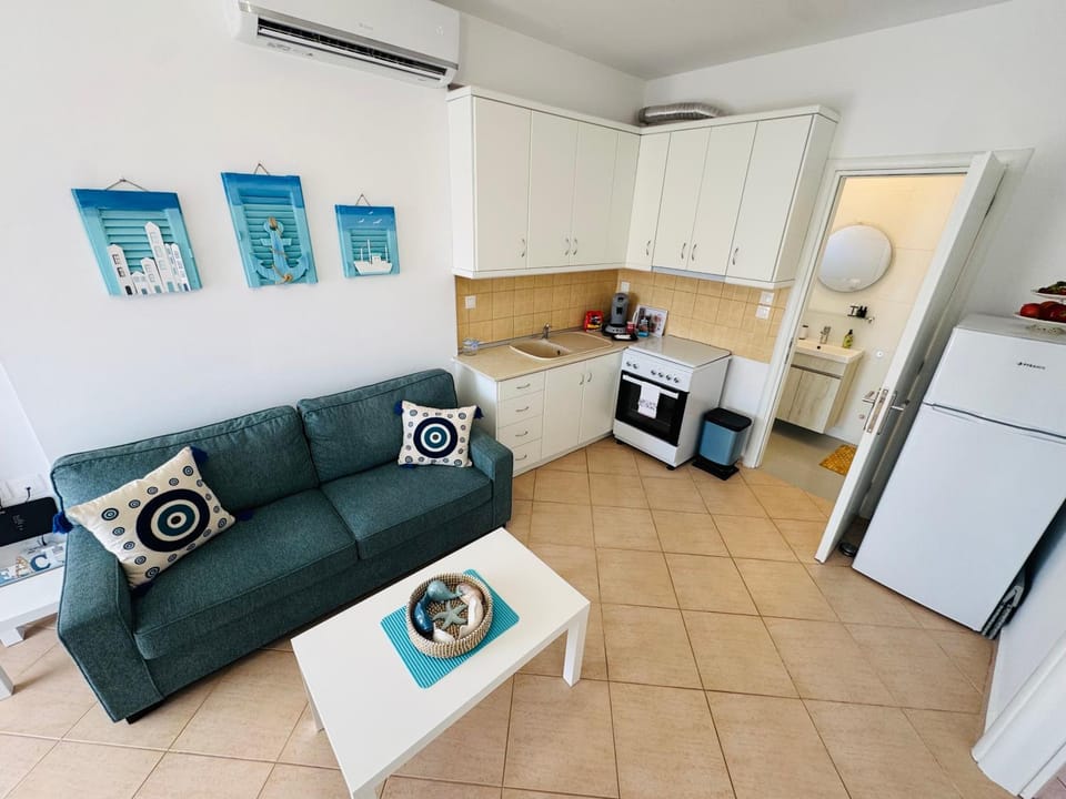 Kitchen or kitchenette, Living room, Seating area, Dining area, oven, air conditioner