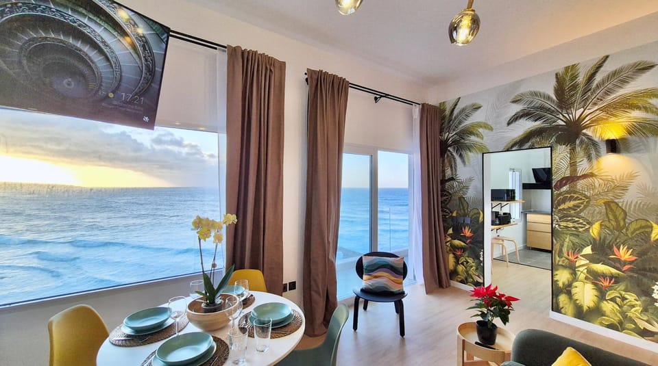 Kitchen or kitchenette, Dining area, Sea view