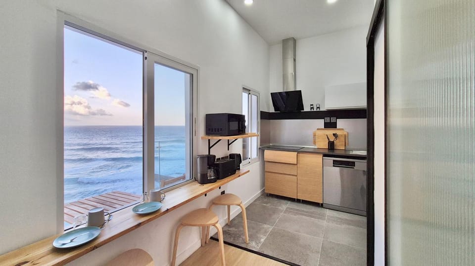 Kitchen or kitchenette, Sea view