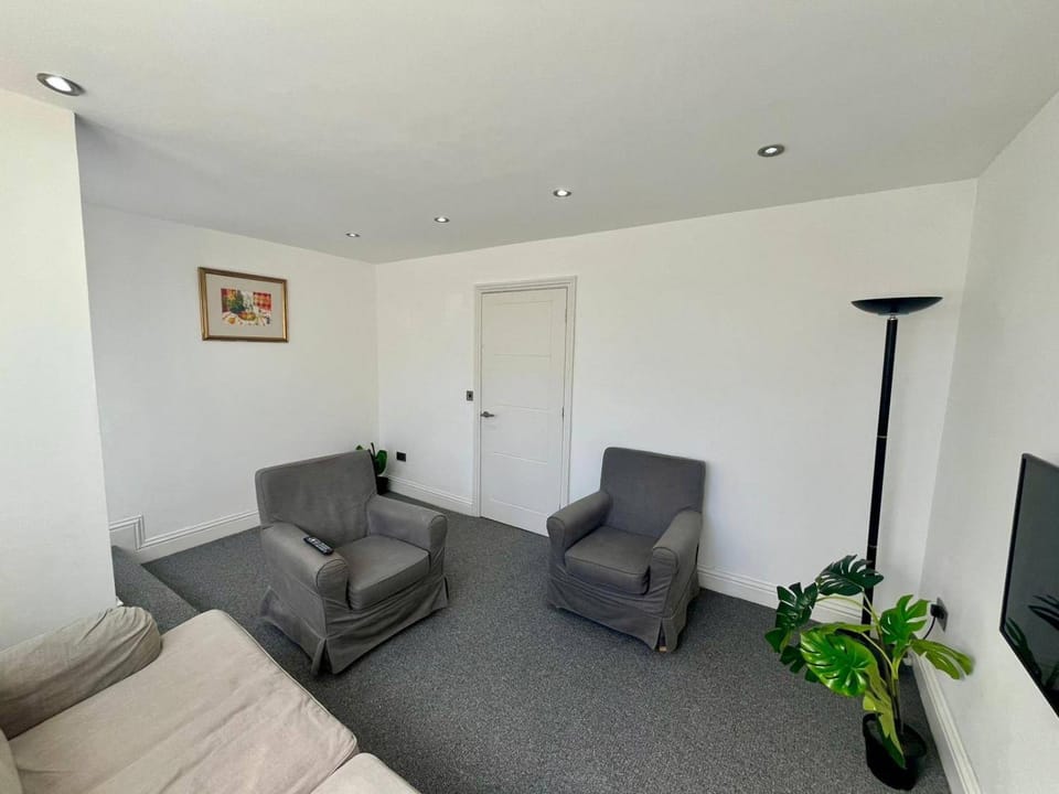 Spacious 4-Bedroom House - Garden & Free Parking House in Borough of Swale