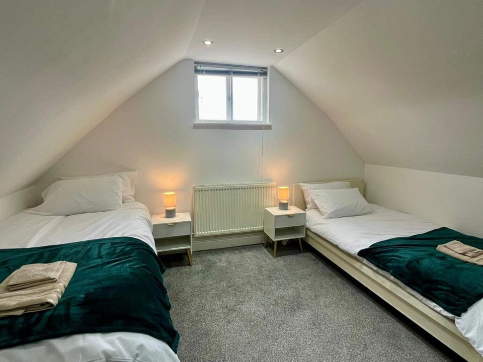Spacious 4-Bedroom House - Garden & Free Parking House in Borough of Swale