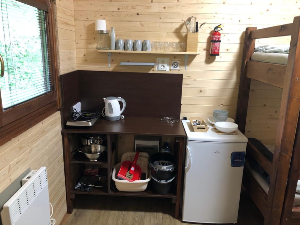 Coffee/tea facilities, Kitchen or kitchenette, Photo of the whole room, stove