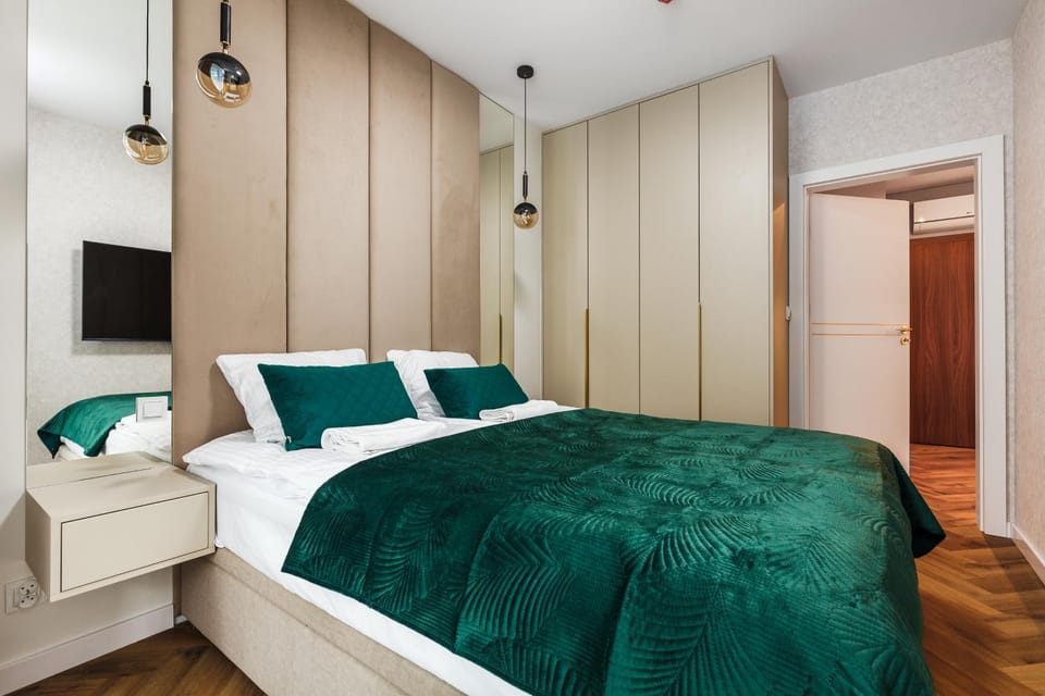 Bed, TV and multimedia, Photo of the whole room, Bedroom, wardrobe