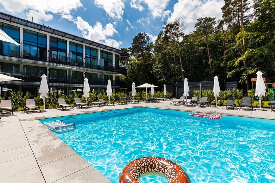 Property building, Day, Garden, Swimming pool, sunbed
