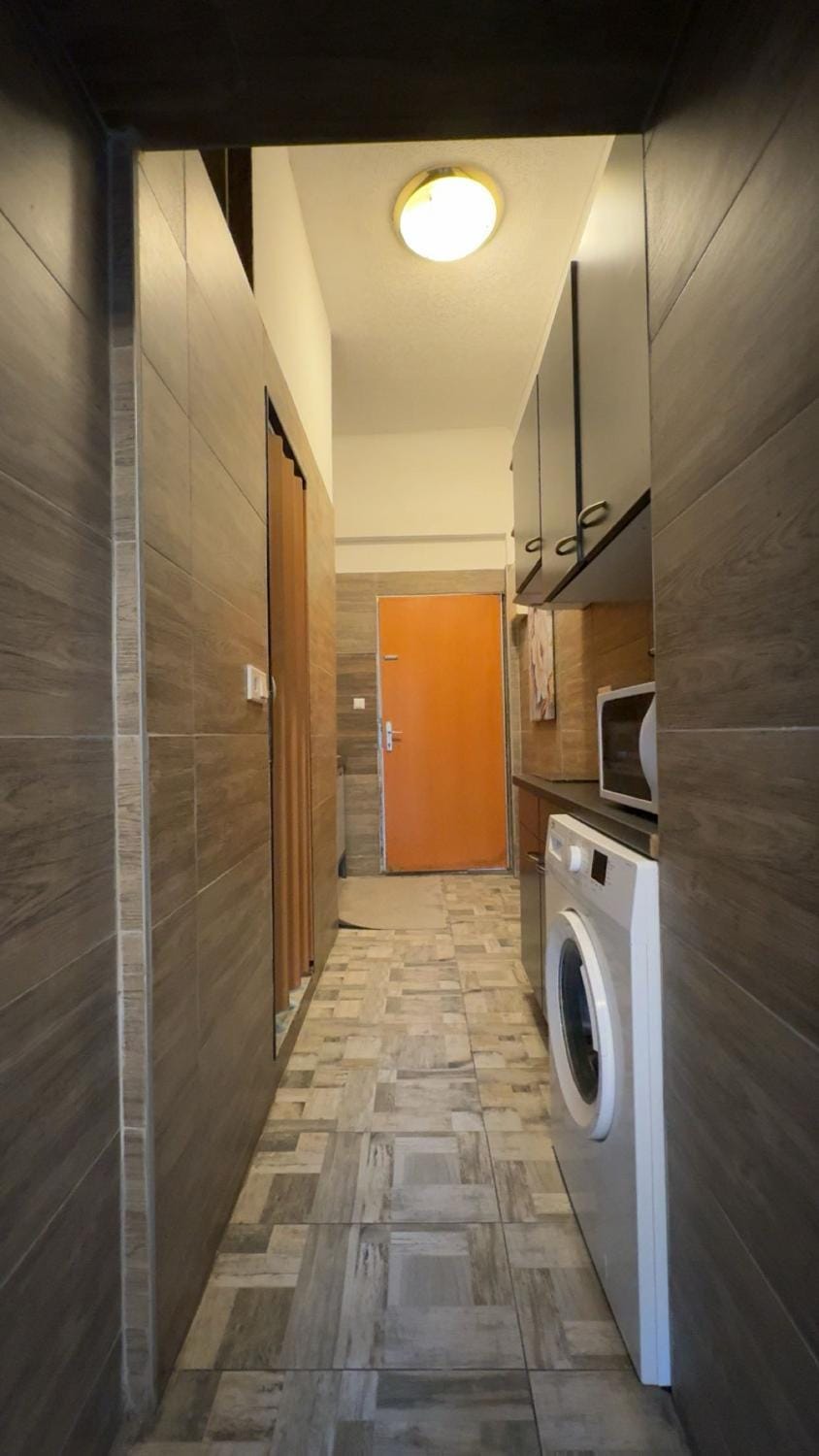 Kitchen or kitchenette, washing machine