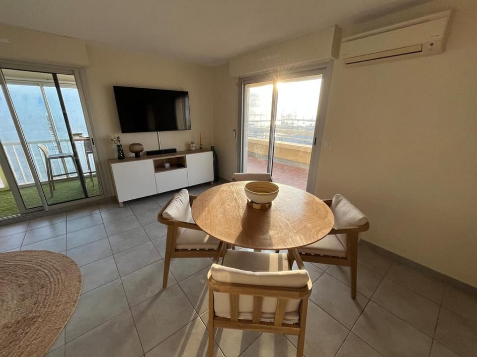 Communal lounge/ TV room, TV and multimedia, Living room, Seating area, Dining area, air conditioner