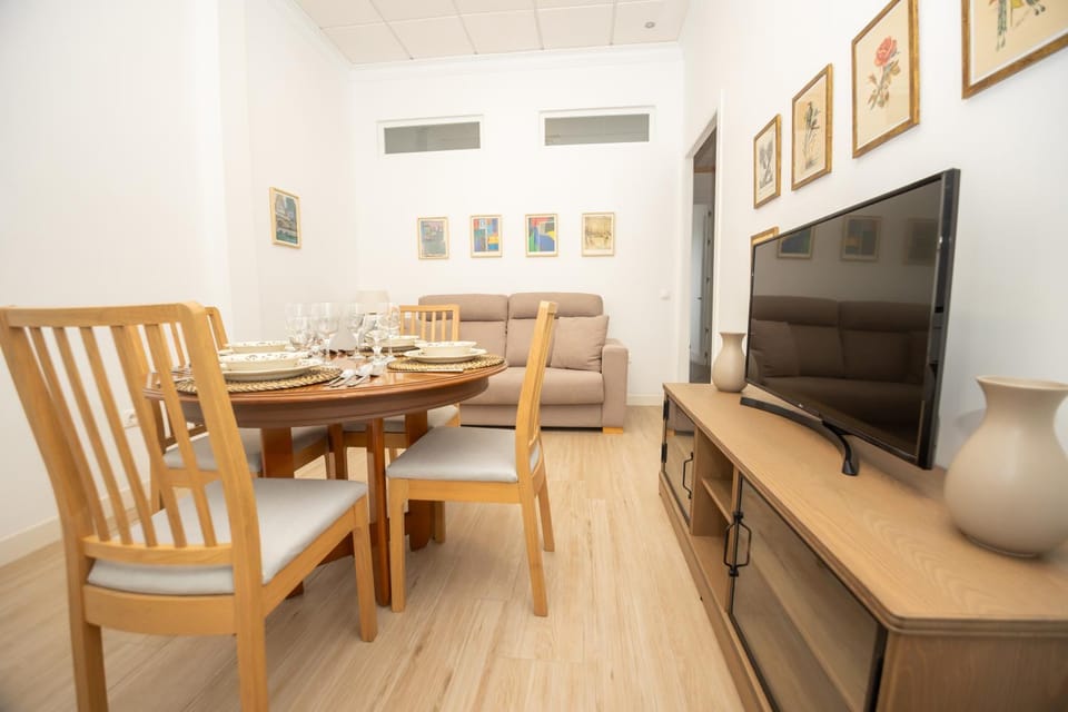 TV and multimedia, Living room, Seating area, Dining area
