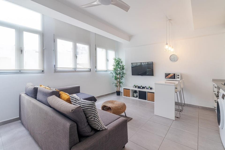 Breezy Bright Urban Oasis Apartment in Las Palmas de Gran Canaria