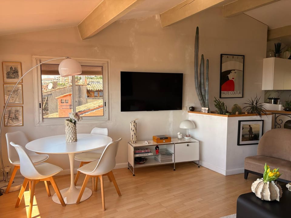 Communal lounge/ TV room, TV and multimedia, Living room, Seating area, Dining area